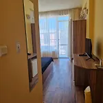 Housedenz Πανσιόν 3*